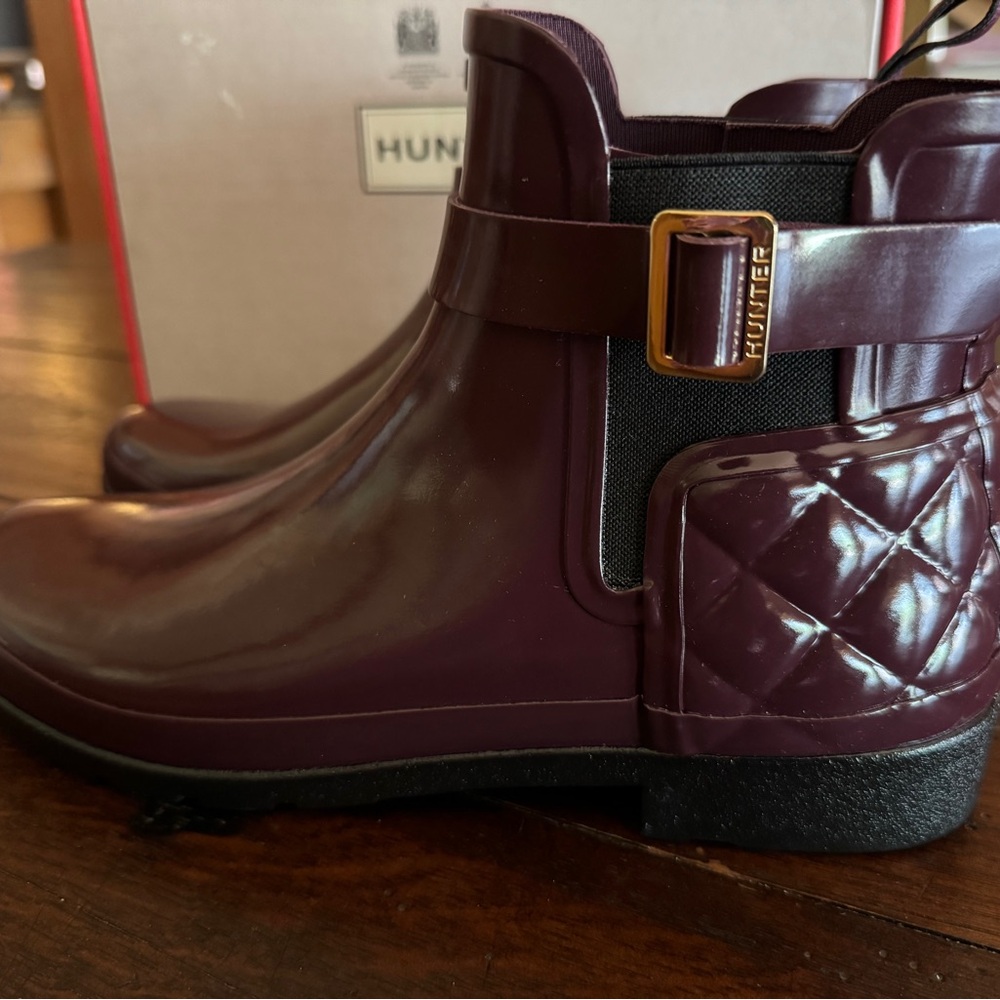 NWT Hunter Women's Quilted Refined Gloss Burgundy Ankle Boots